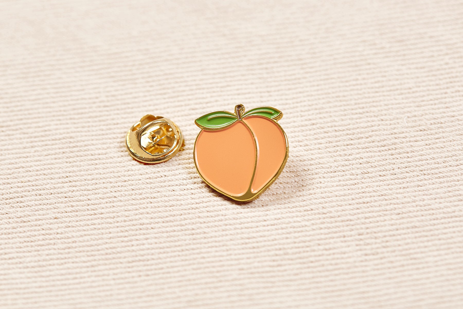 peachy-licious pin